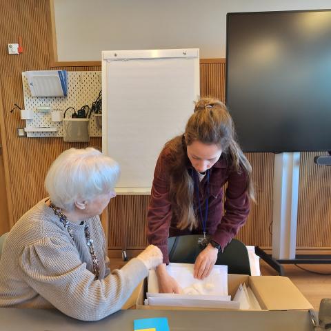 Vrijwilliger en medewerkers Erfgoedcel Mechelen tellen enveloppes die klaar staan om verdeeld te worden.